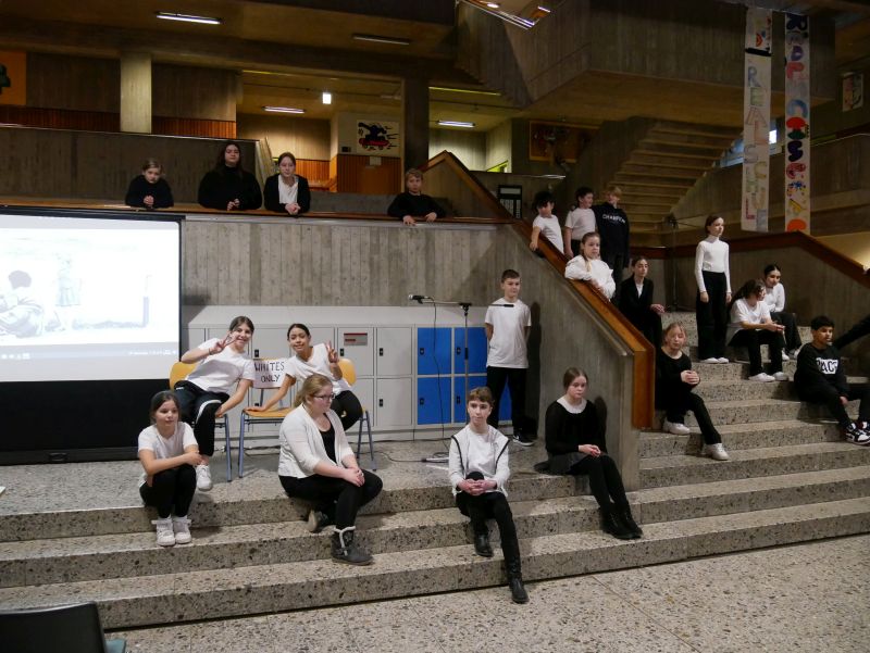 Mit rotem Punkt anstehen